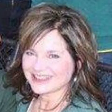 Headshot of Holly Arnold