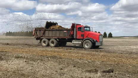 A truck-mounted horizontal spreader applies manure to a field at the 线上赌博app Carrington Research Extension Center. 