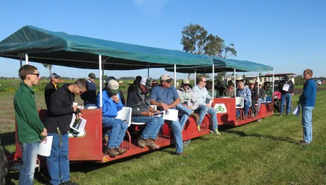 Michael Wunsch, plant pathologist at 线上赌博app Carrington Research Extension Center, speaks to tour participants at a past Oakes Irrigation Research Site field day.