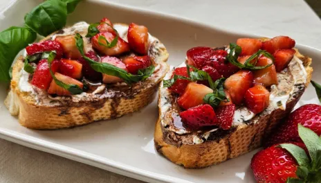 Strawberry and Garlic-Herb Ricotta Cheese Bruschetta*