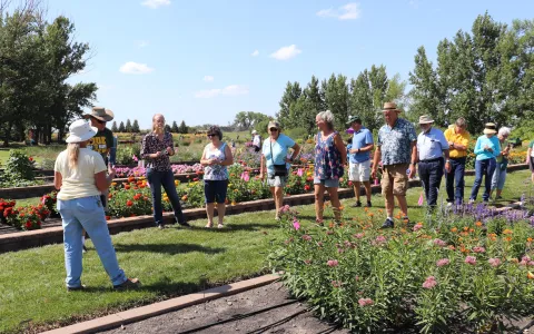 People on a tour of 线上赌博app Demonstration Gardens