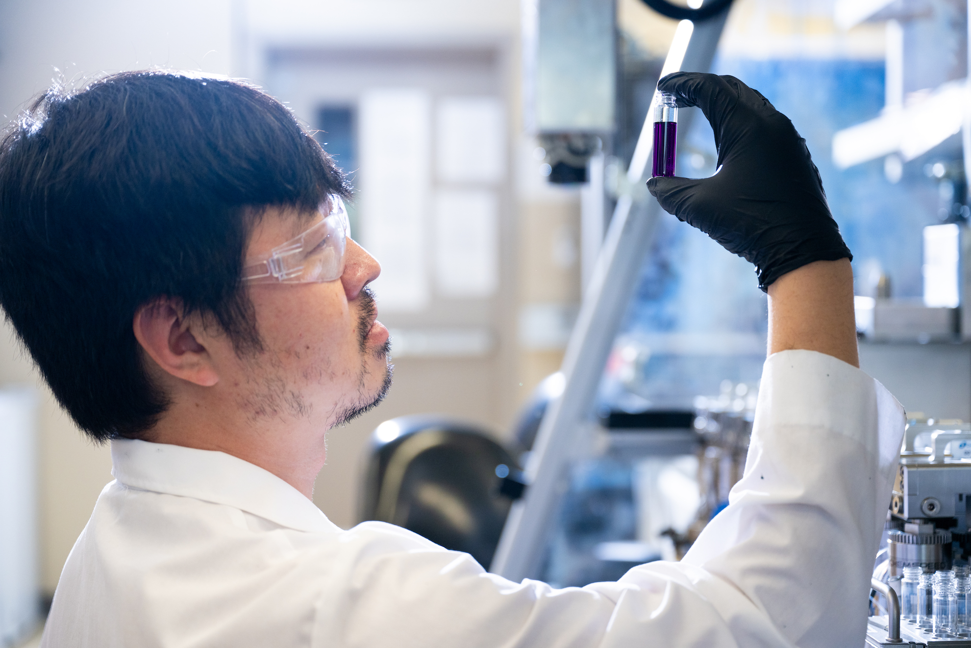 Photo of an 线上赌博app student performing research in a lab