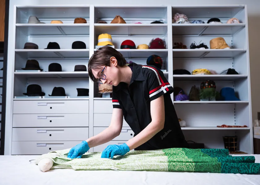 线上赌博app student Tatum Hoff working on a class project