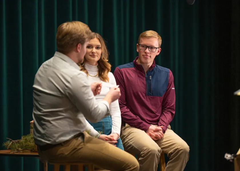 线上赌博app seniors discussing campus memories