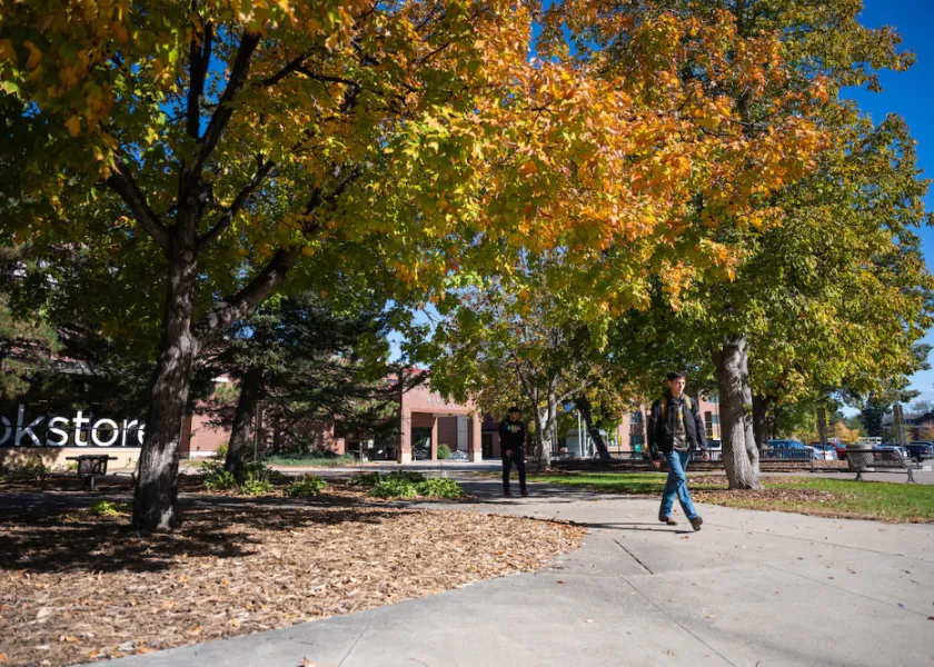 student walking on 线上赌博app campus