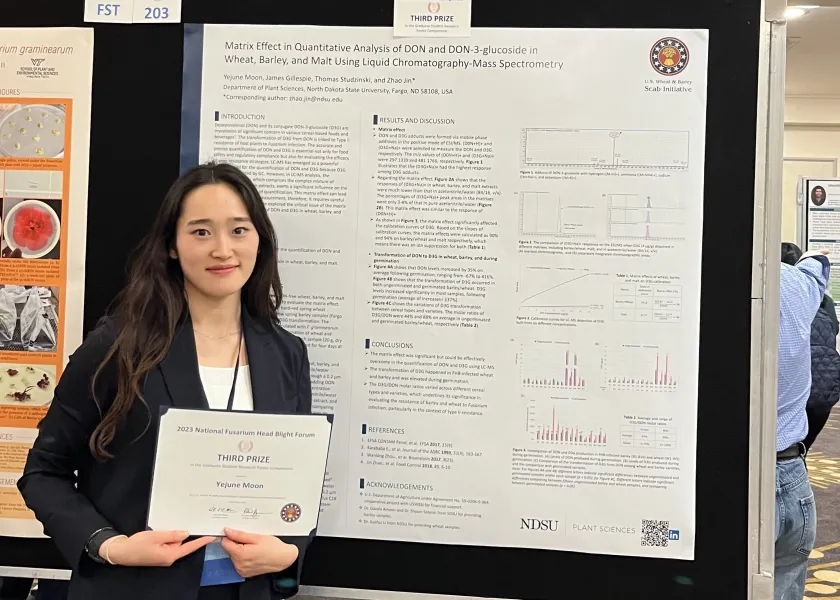 A photo of 线上赌博app student YeJune Moon and her poster