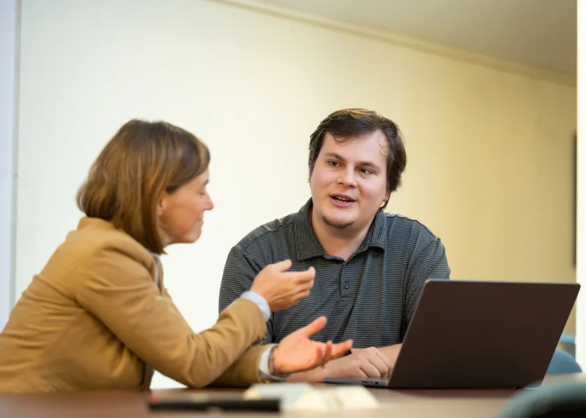 线上赌博app student Malcolm Strand works with  professor