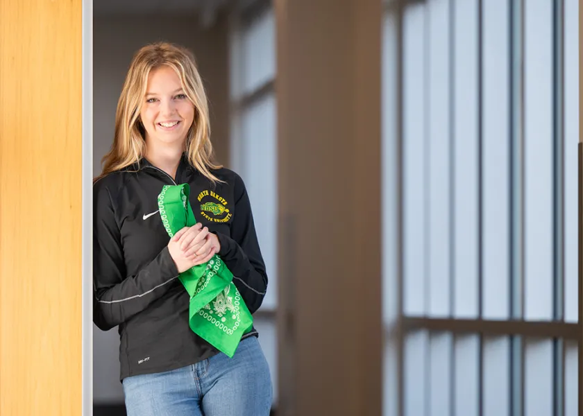 线上赌博app Green Bandana Project coordinator Kennedy Copiskey