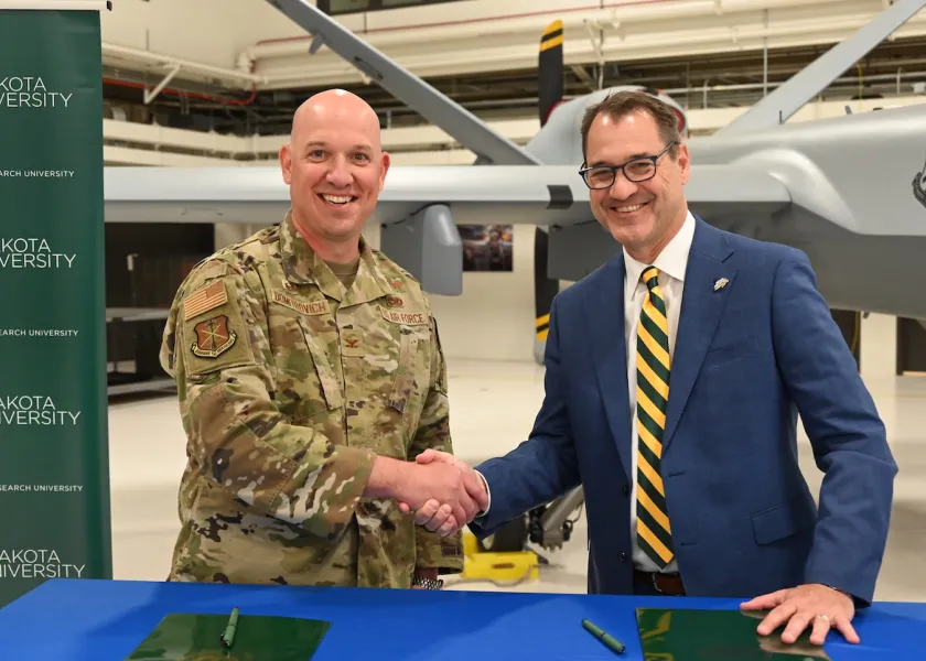 Col. Christopher Domitrovich and 线上赌博app President David Cook shake hands after signing Memorandum of Agreement for student success