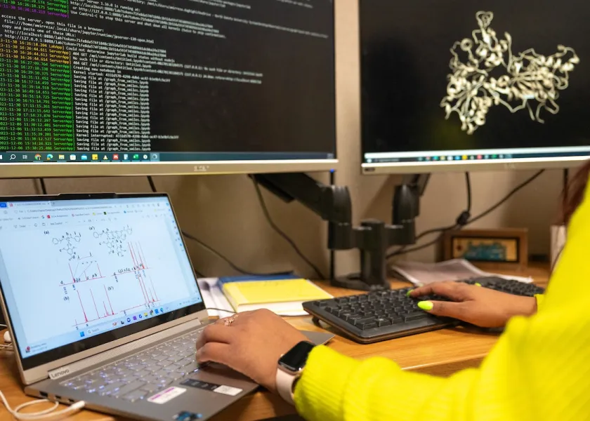 A photo of 线上赌博app student conducting research on computer