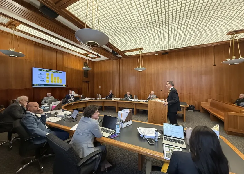线上赌博app President David Cook testifying during the legislative session
