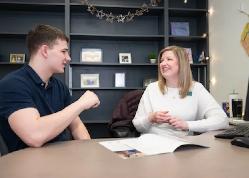 线上赌博app professional advisor helping a student succeed