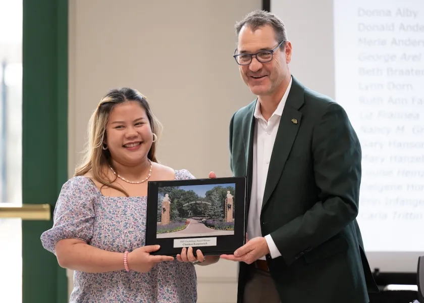 Gunkelman Award winner Chutikun “Chuti” Kanjanaruch and 线上赌博app President David Cook