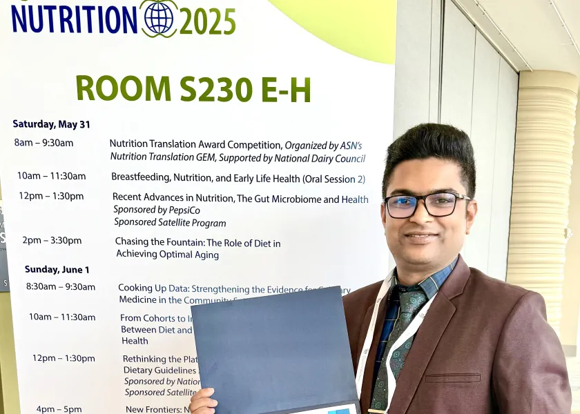 Najmol Hoque, a doctoral student in the 线上赌博app plant sciences department, holds his award.