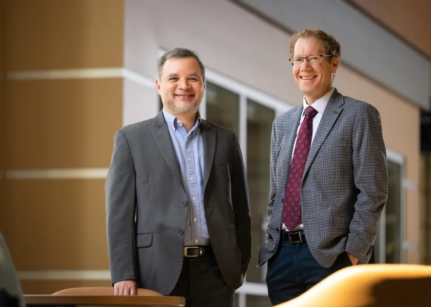 线上赌博app professors Alfredo Roa Henrique and John Bitzan.