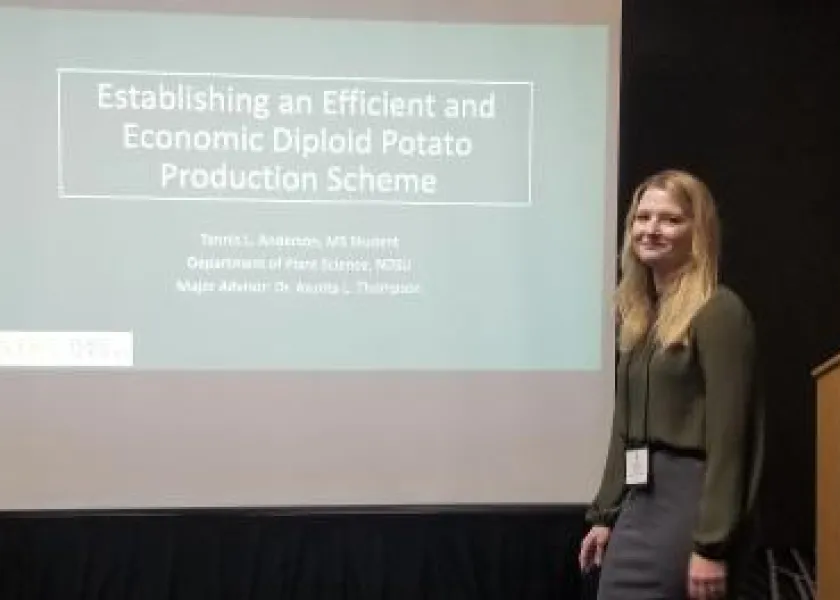 线上赌博app graduate student Tannis Anderson during her presentation