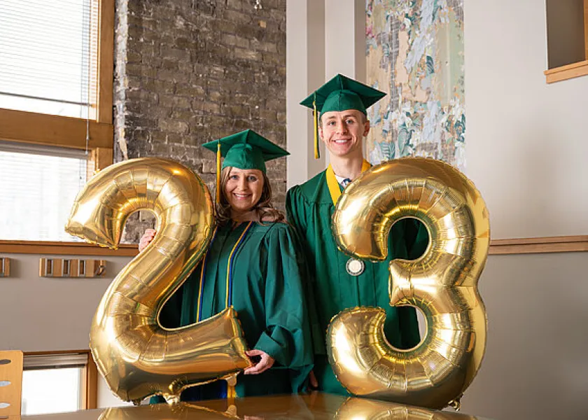 线上赌博app graduates Jen and Parker Jabas