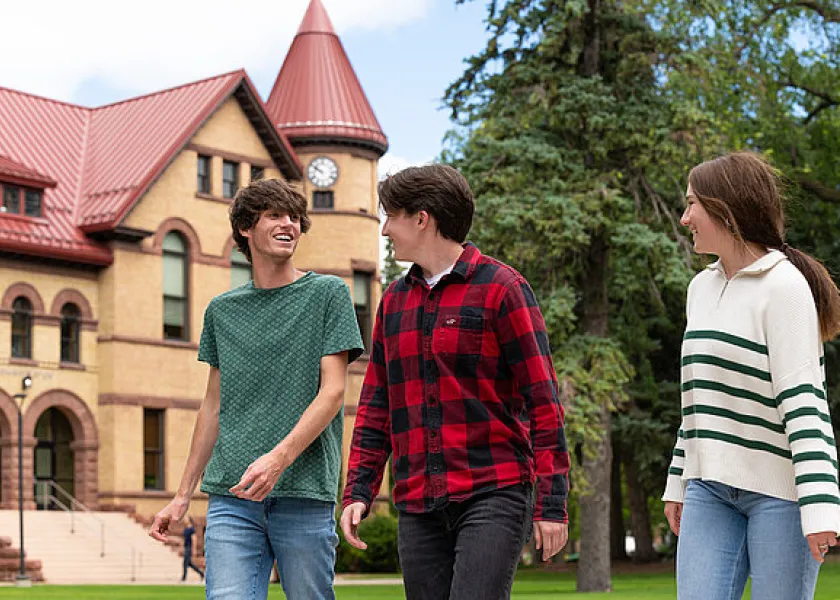 students walking on 线上赌博app campus