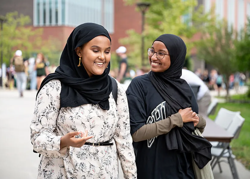 线上赌博app students walking on campus