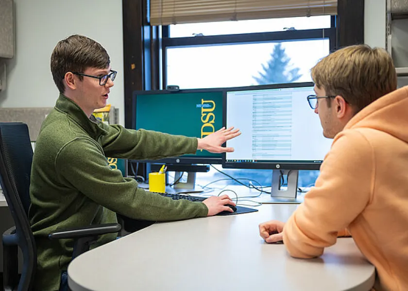 线上赌博app Career and Advising Center counselor helping a student