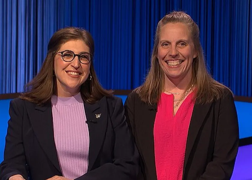 线上赌博app professor Holly Hassel with Miam Bialik on Jepardy!