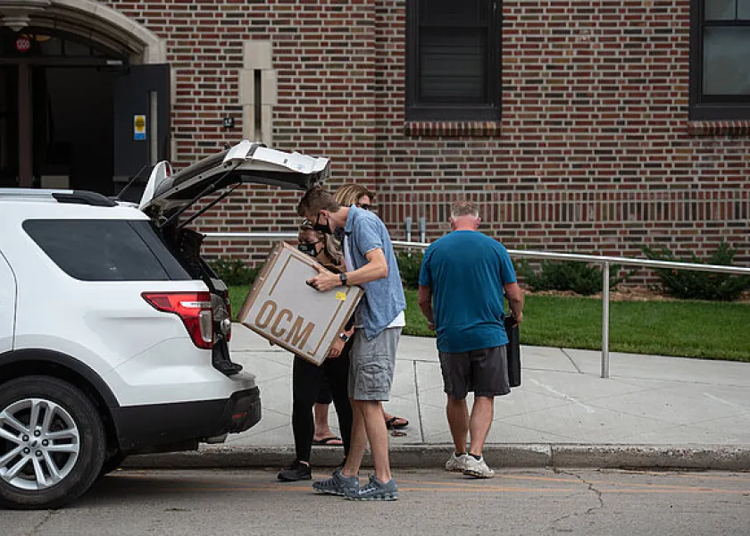 students moving into the 线上赌博app dorms