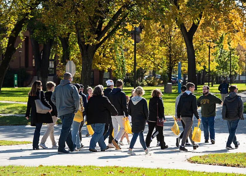 potential students walking on 线上赌博app campus during a tour