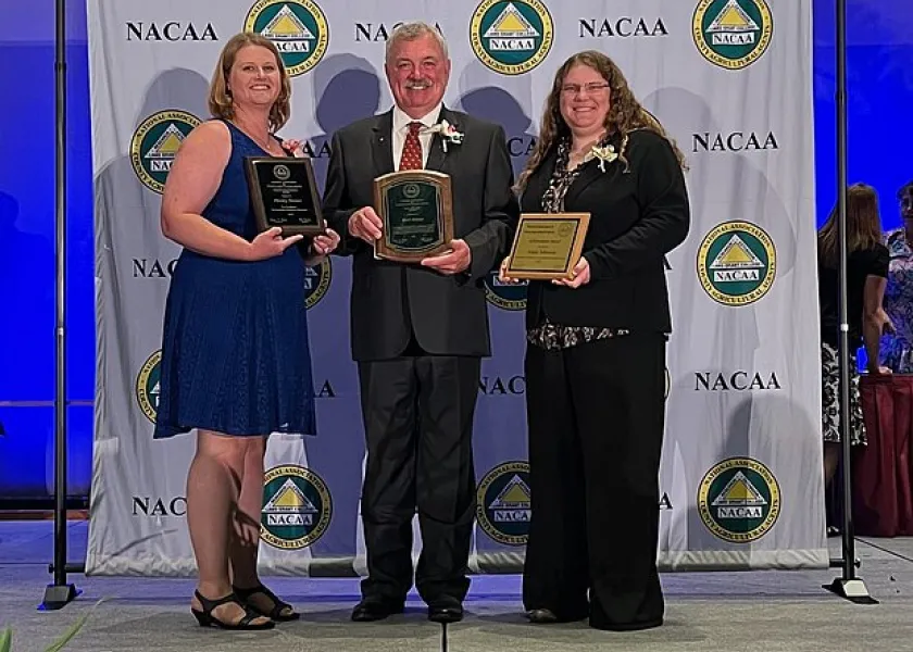 线上赌博app Extension personnel Penny Nester, Karl Hoppe and Angie Johnson