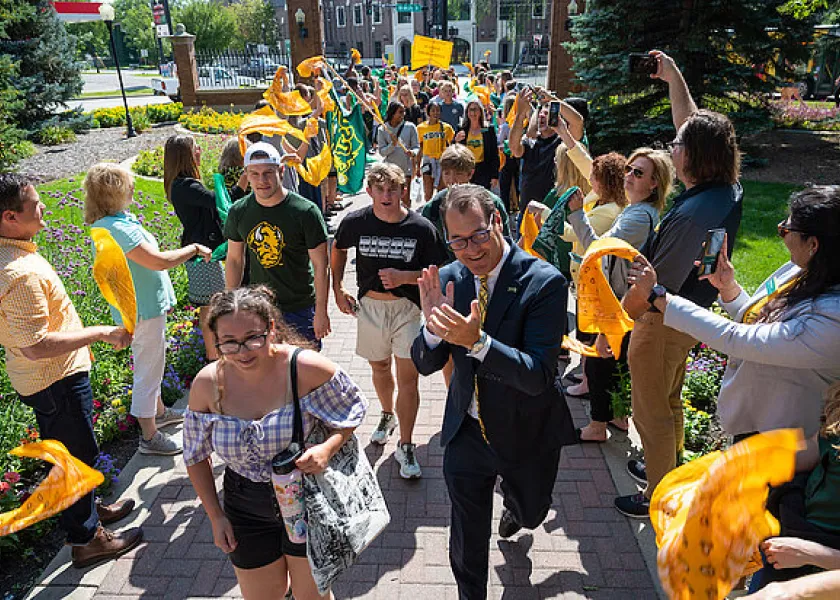 President Cook welcoming the class of 2026 through the 线上赌博app main gates