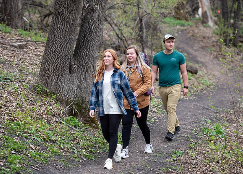 线上赌博app students hiking on a path