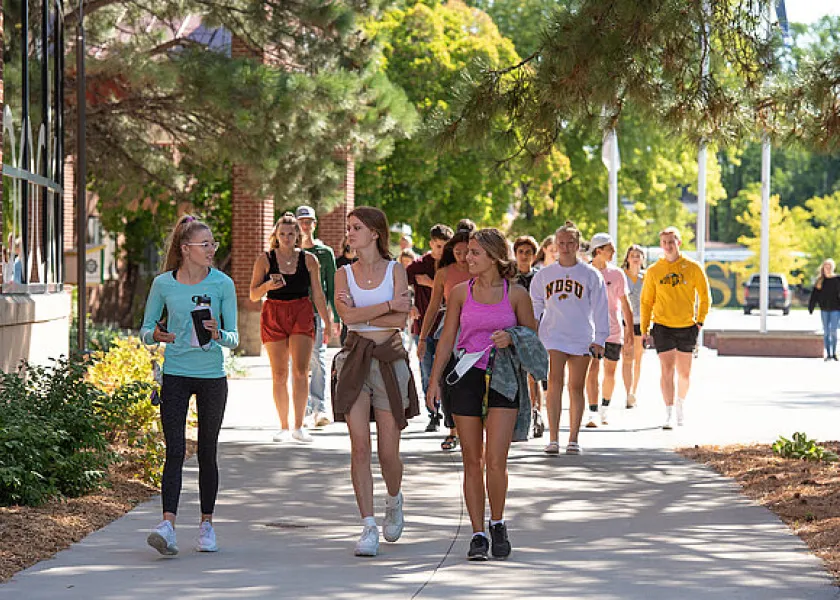 students walking on 线上赌博app campus