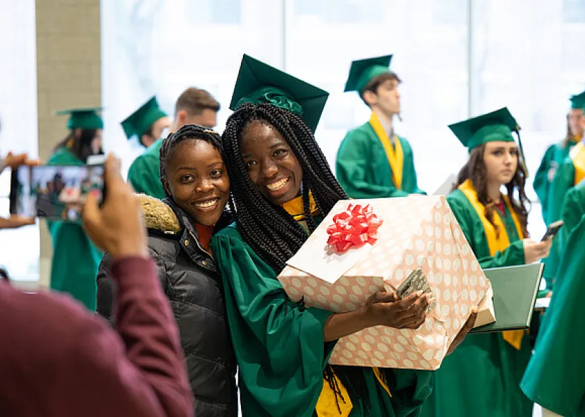 线上赌博app graduates celebrating