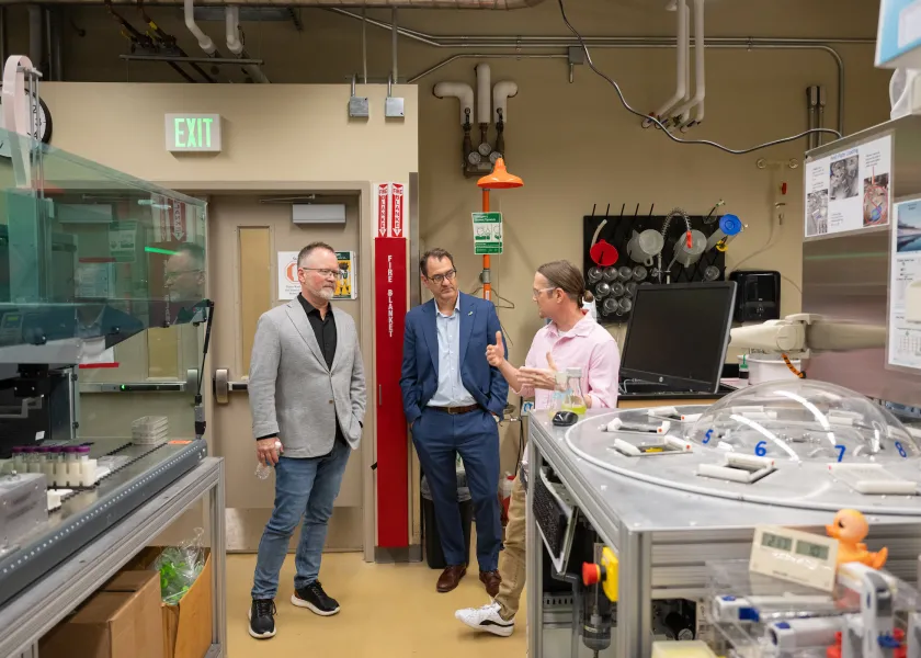 President Cook visits a campus lab along with other N.D. leaders