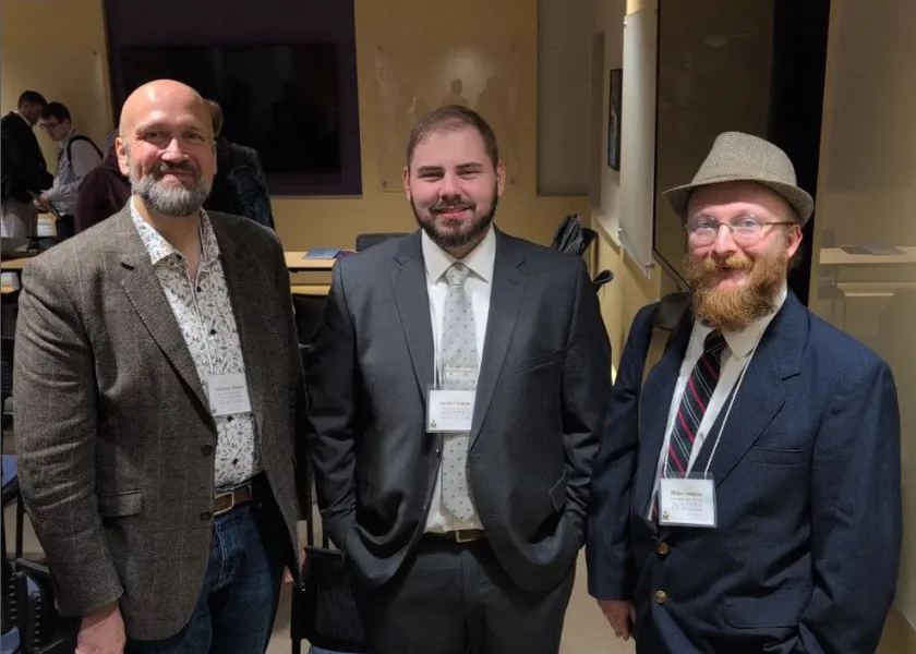 Three 线上赌博app history students pose for a photo.