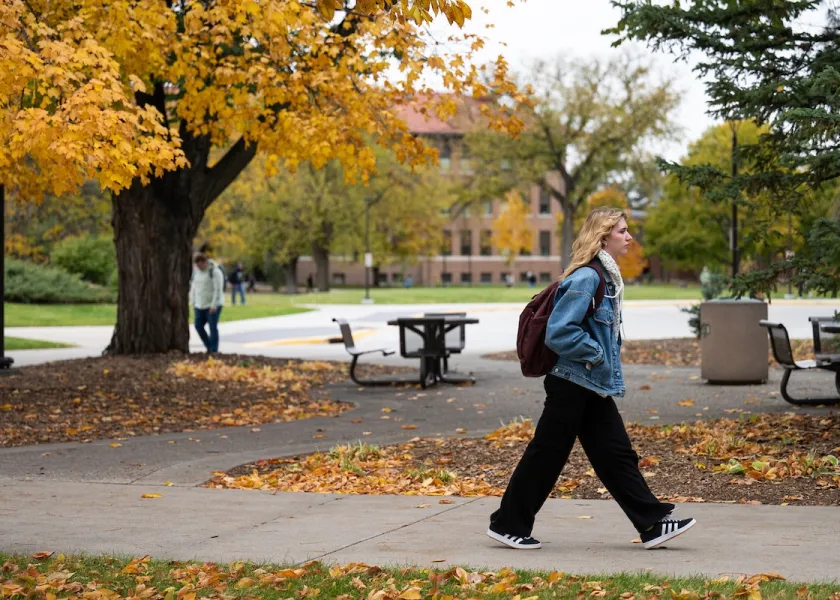 A student walks to class on 线上赌博app's campus.