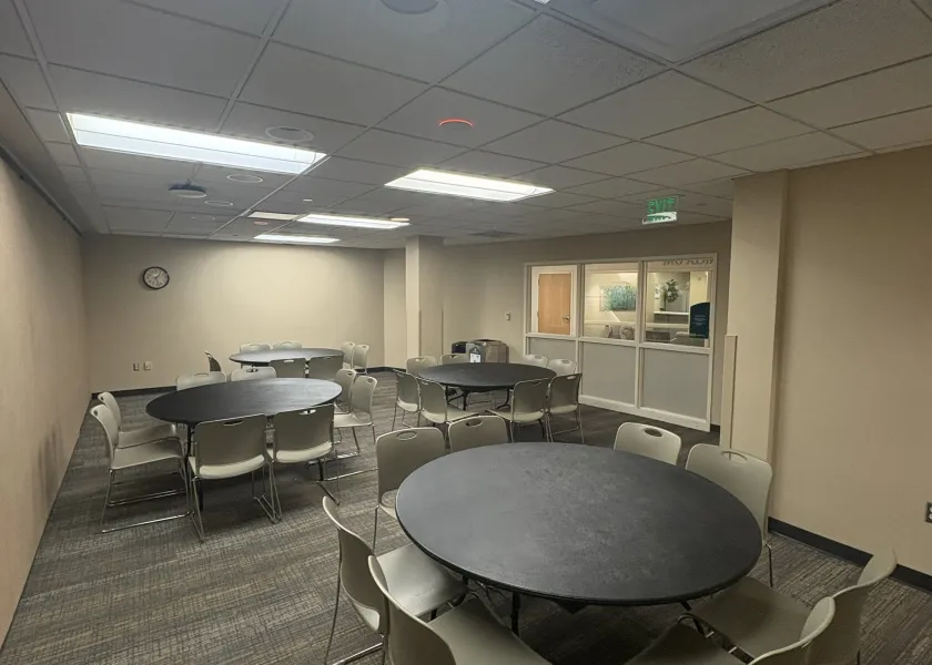 Meadow room with round tables arrangement