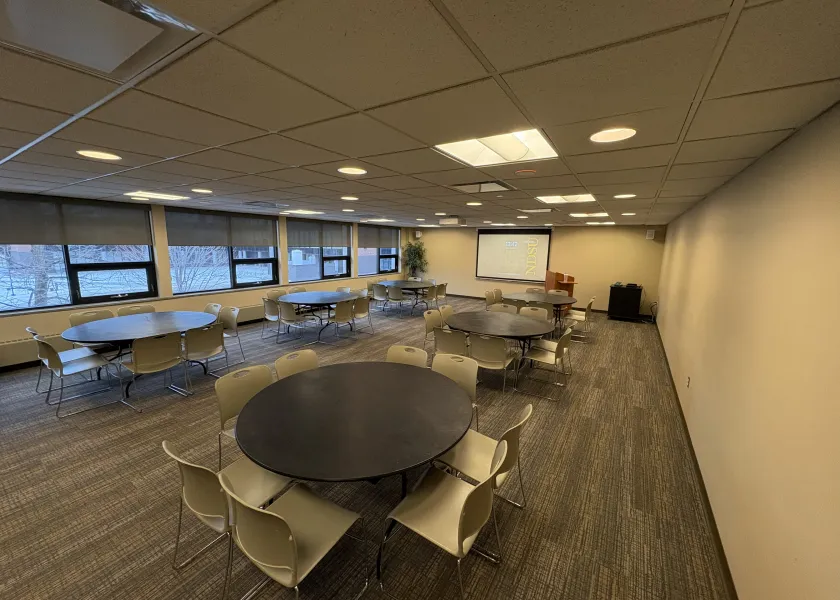 Nueta room round tables seating