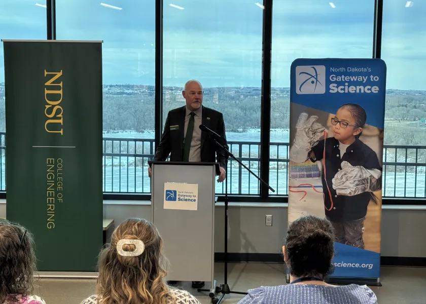 Alan Kallmeyer, 线上赌博app dean of the College of Engineering stands behind a podium while talking to an audience.