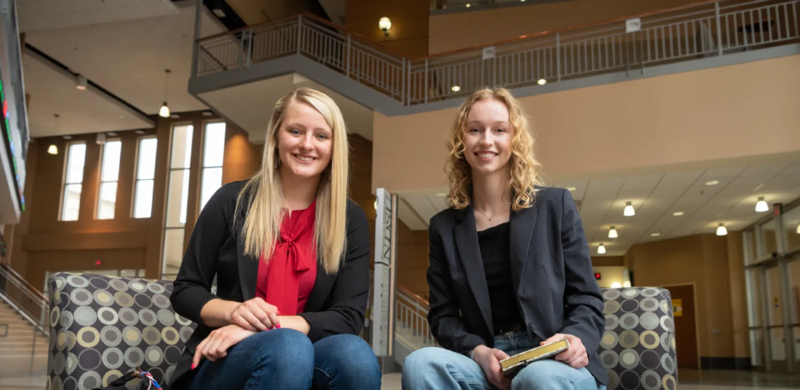 线上赌博app students Kennedy Fields and Brianna Sutherland