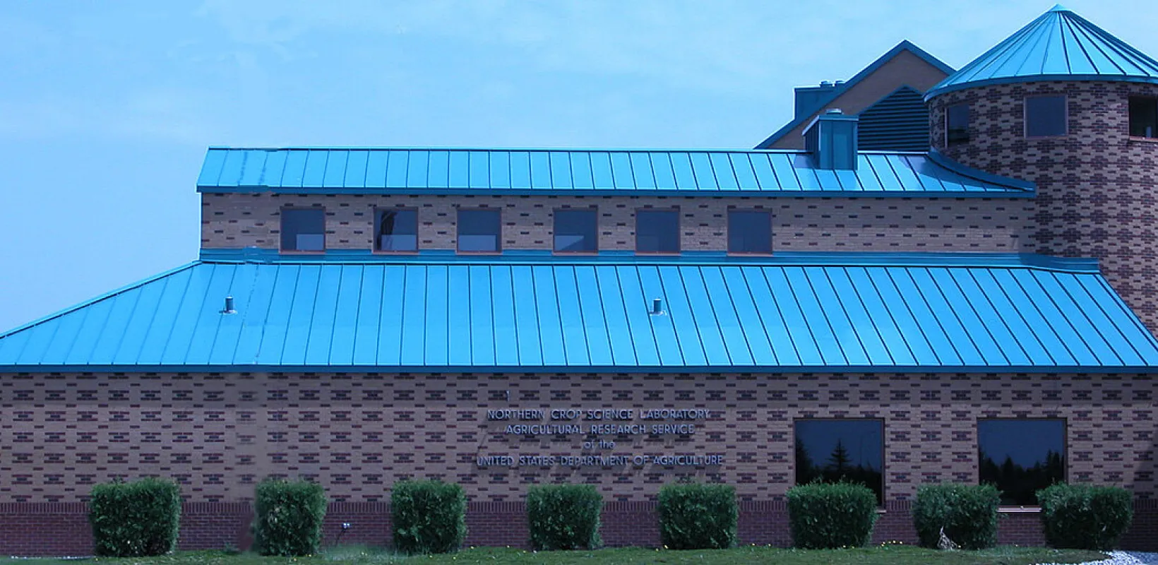 The USDA Northern Crop Science Laboratory building which houses the 线上赌博app Electron Microscopy Core