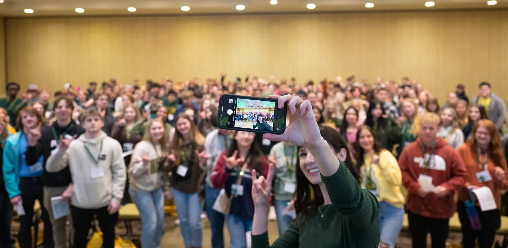 staff member taking a selfie with the attendees at Discover 线上赌博app
