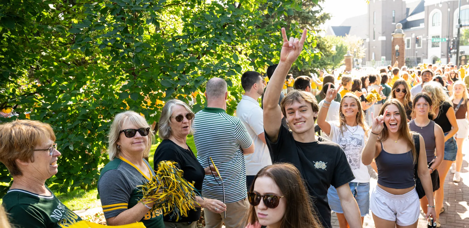new students walk through 线上赌博app gates on first day of class