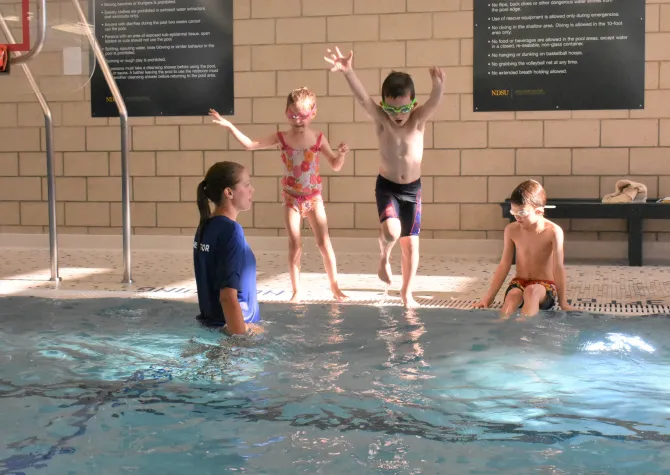 Children Jumping into pool at Swim lessons at 线上赌博app Pool