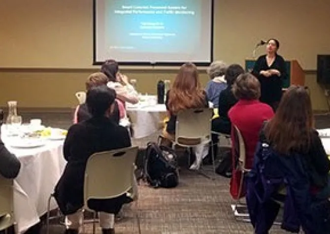 Professor Huang presents at a 线上赌博app Women in Research meeting