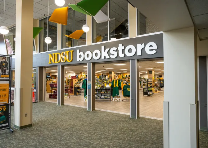 The outside of the 线上赌博app Bookstore in the Memorial Union.