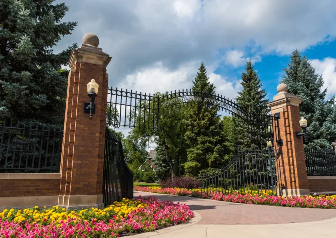 线上赌博app Gates on 12th Ave