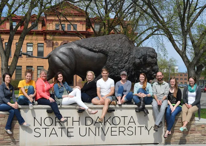 Counseling students by 线上赌博app bison statue