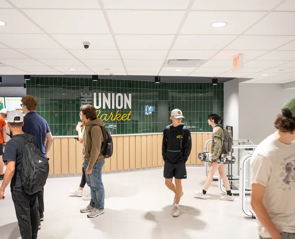 Dining market with students