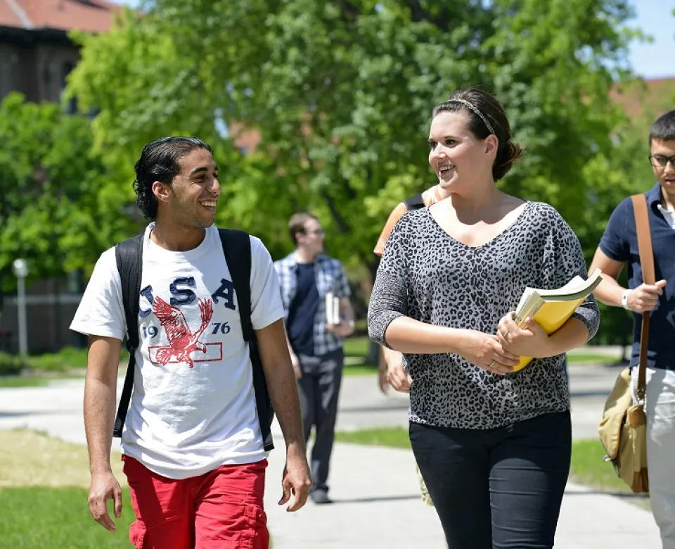 Students walking on 线上赌博app Campus