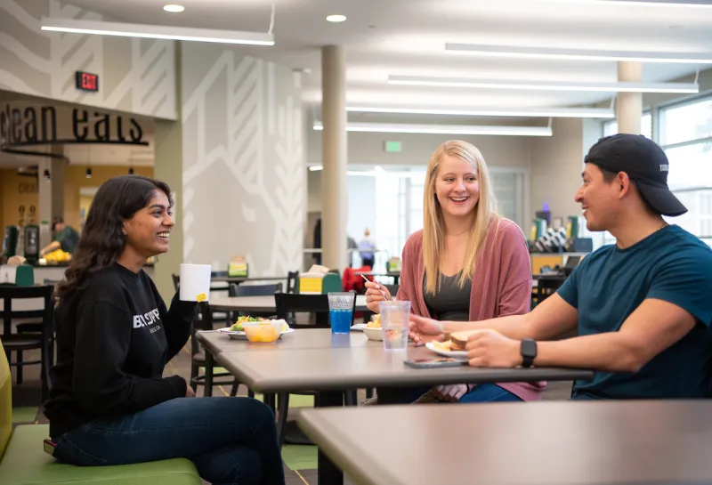 students enjoying a meal at an 线上赌博app Dining Center
